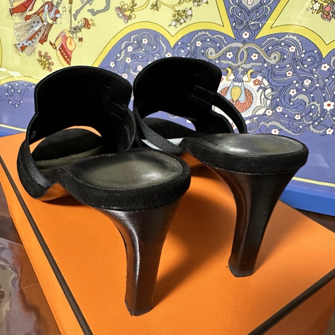 Hermes(エルメス)のエルメス　サンダル　キュート　黒　スエード　ゴールド　37 シャネル　フォクシー レディースの靴/シューズ(サンダル)の商品写真