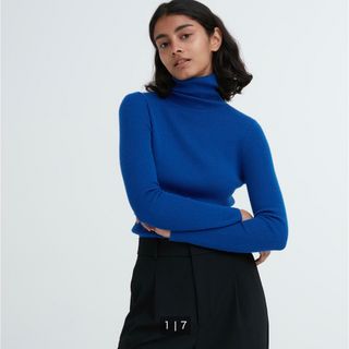 ユニクロ(UNIQLO)のUNIQLO エクストラファインメリノリブタートルネックセーター ブルー L(ニット/セーター)