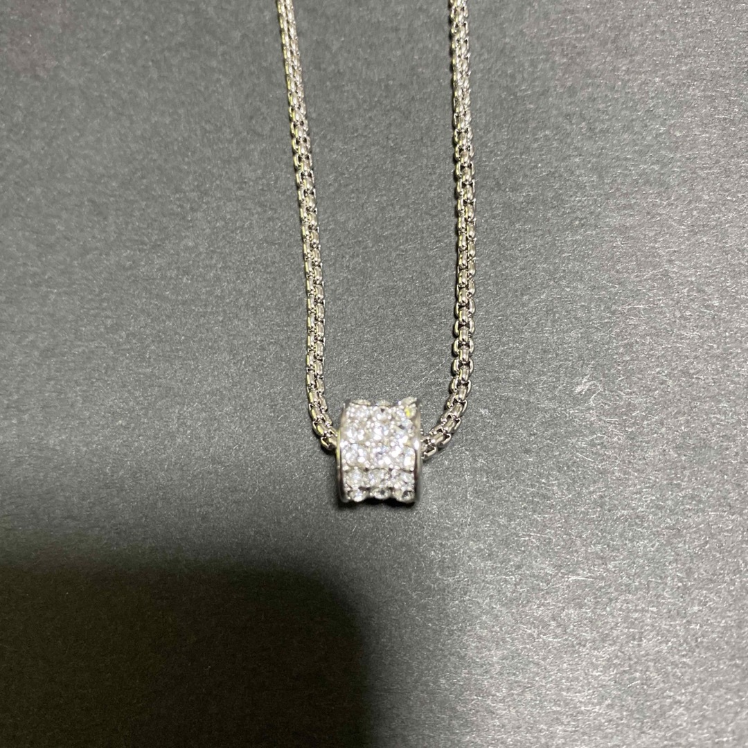 GUESS(ゲス)のGUESS ゲス　ストーン付き　ロゴネックレス　 レディースのアクセサリー(ネックレス)の商品写真