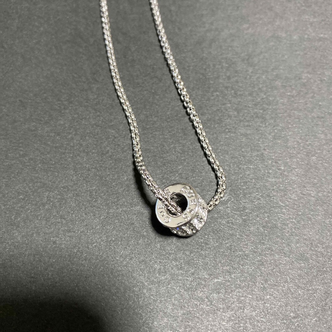 GUESS(ゲス)のGUESS ゲス　ストーン付き　ロゴネックレス　 レディースのアクセサリー(ネックレス)の商品写真