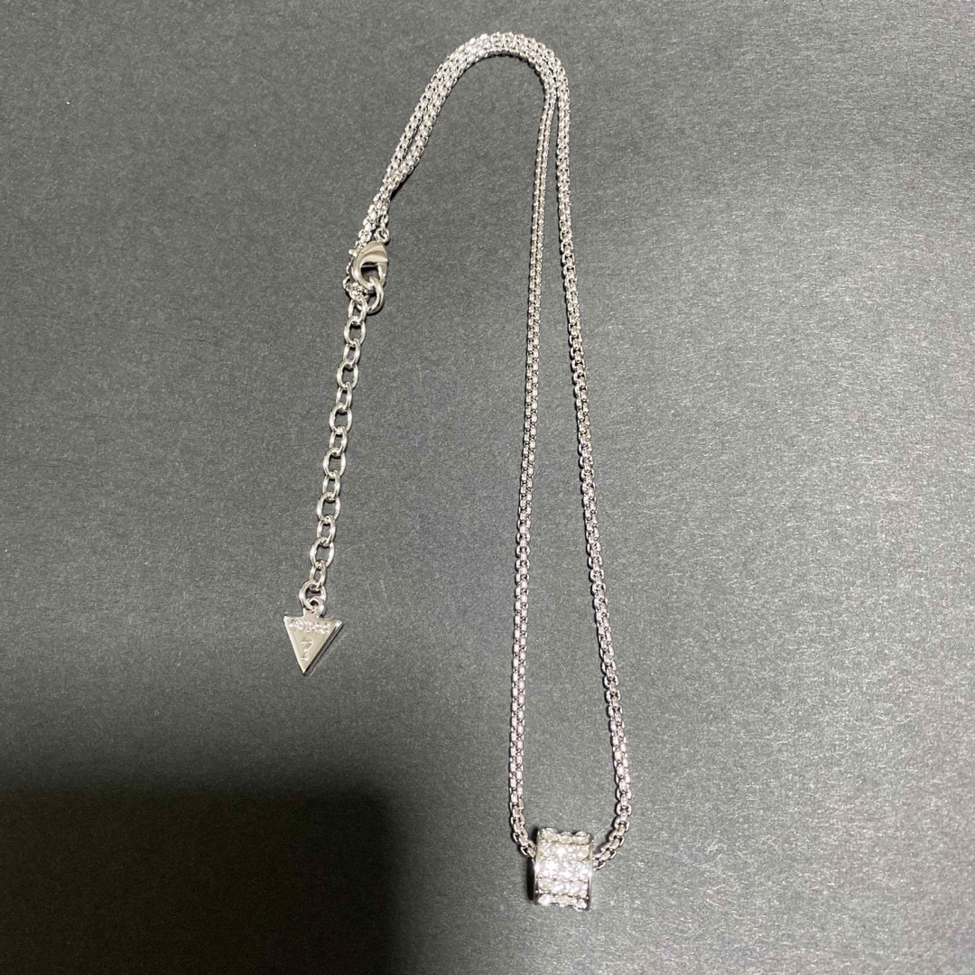 GUESS(ゲス)のGUESS ゲス　ストーン付き　ロゴネックレス　 レディースのアクセサリー(ネックレス)の商品写真