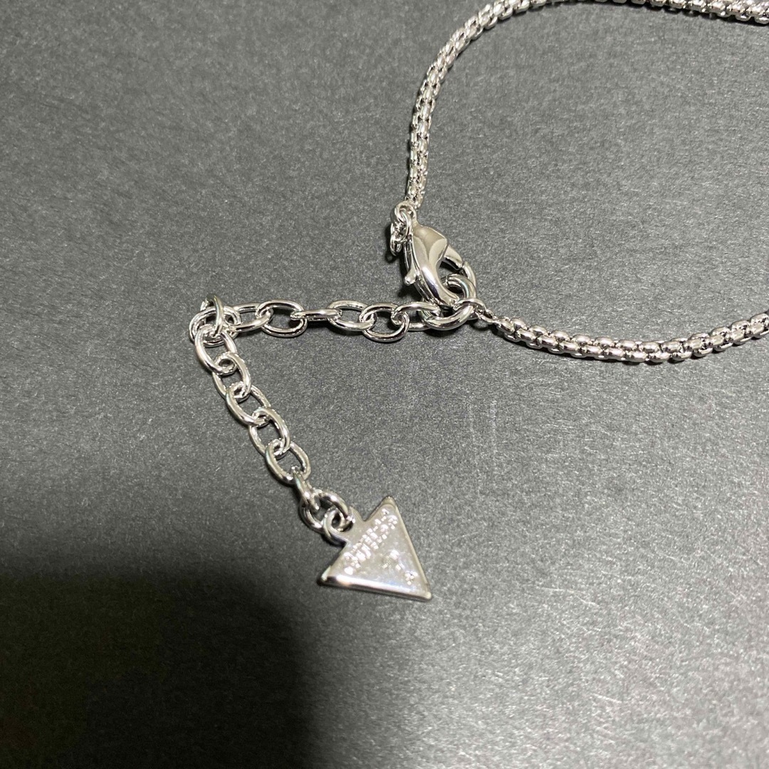 GUESS(ゲス)のGUESS ゲス　ストーン付き　ロゴネックレス　 レディースのアクセサリー(ネックレス)の商品写真