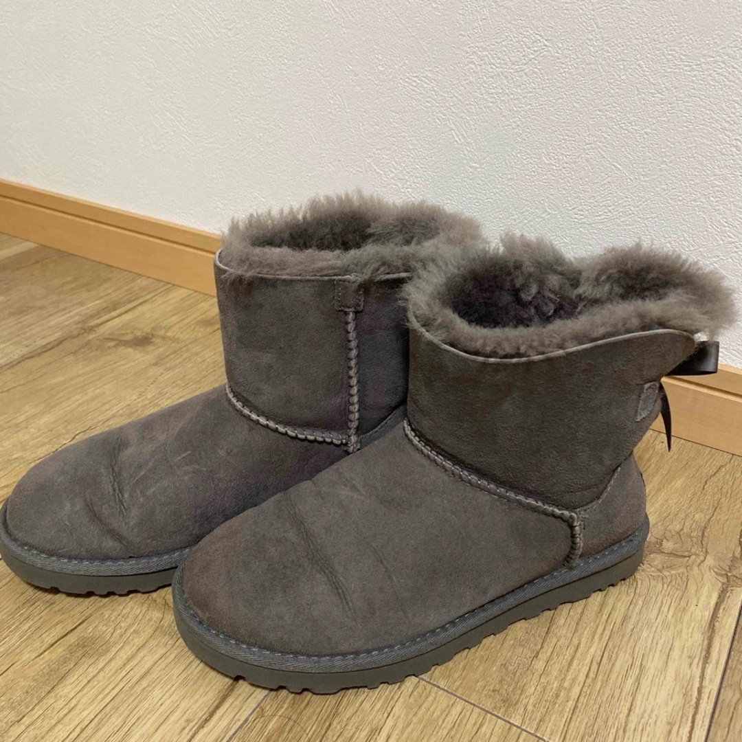 UGG(アグ)のUGG ムートンブーツ　バックリボン　グレー レディースの靴/シューズ(ブーツ)の商品写真