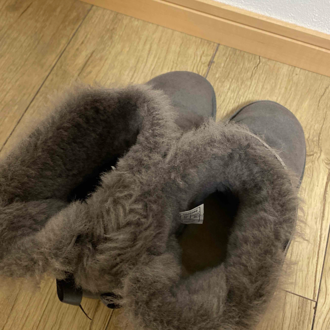 UGG(アグ)のUGG ムートンブーツ　バックリボン　グレー レディースの靴/シューズ(ブーツ)の商品写真