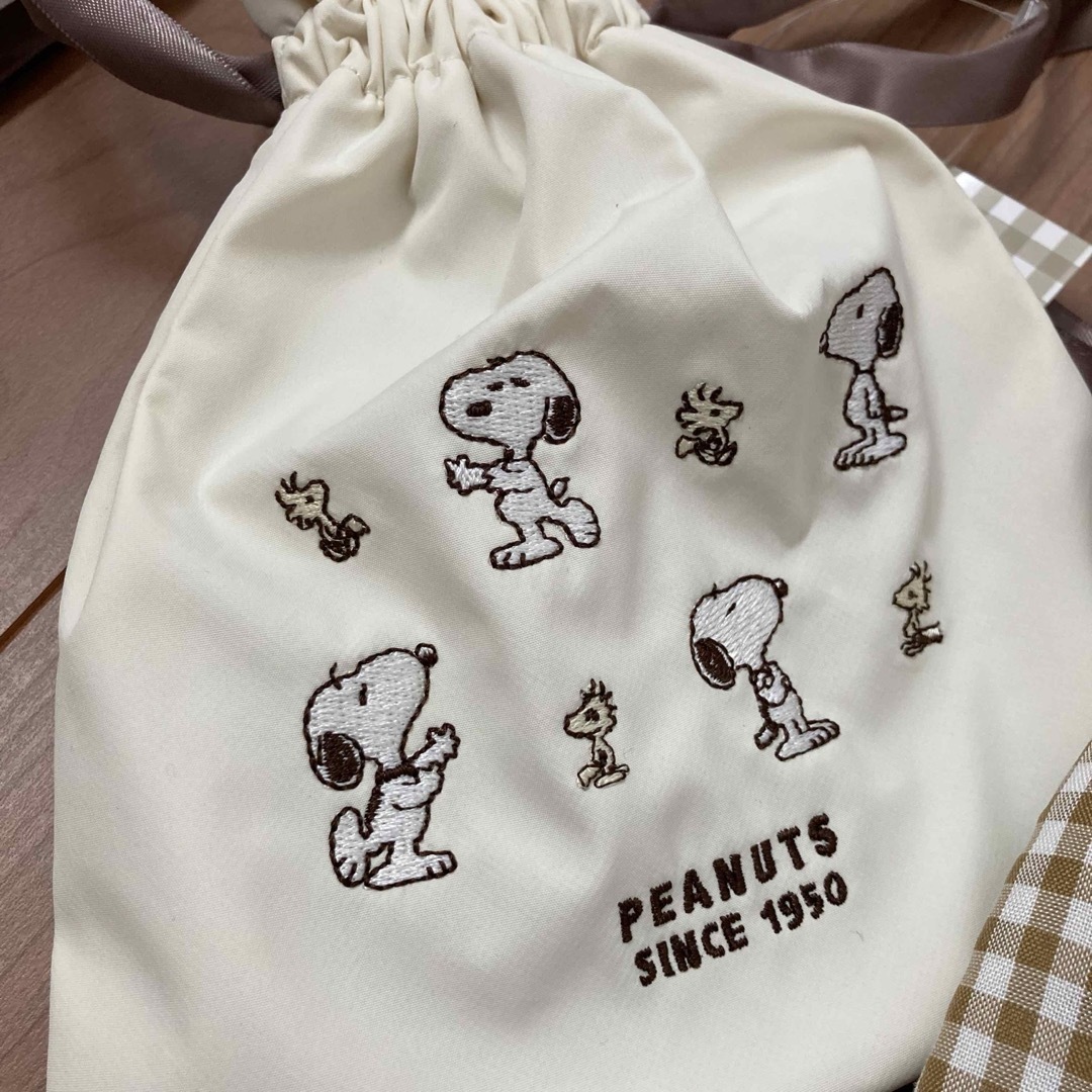 SNOOPY(スヌーピー)のスヌーピー　巾着ポーチ　刺繍デザイン　きんちゃくポーチ　チェック　ウッドストック エンタメ/ホビーのおもちゃ/ぬいぐるみ(キャラクターグッズ)の商品写真