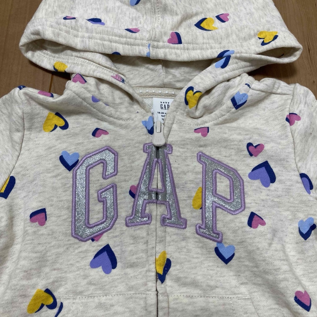 babyGAP(ベビーギャップ)の【新品未使用品】ベビーギャップ　パーカー　ハート　GAP キッズ/ベビー/マタニティのキッズ服女の子用(90cm~)(ジャケット/上着)の商品写真