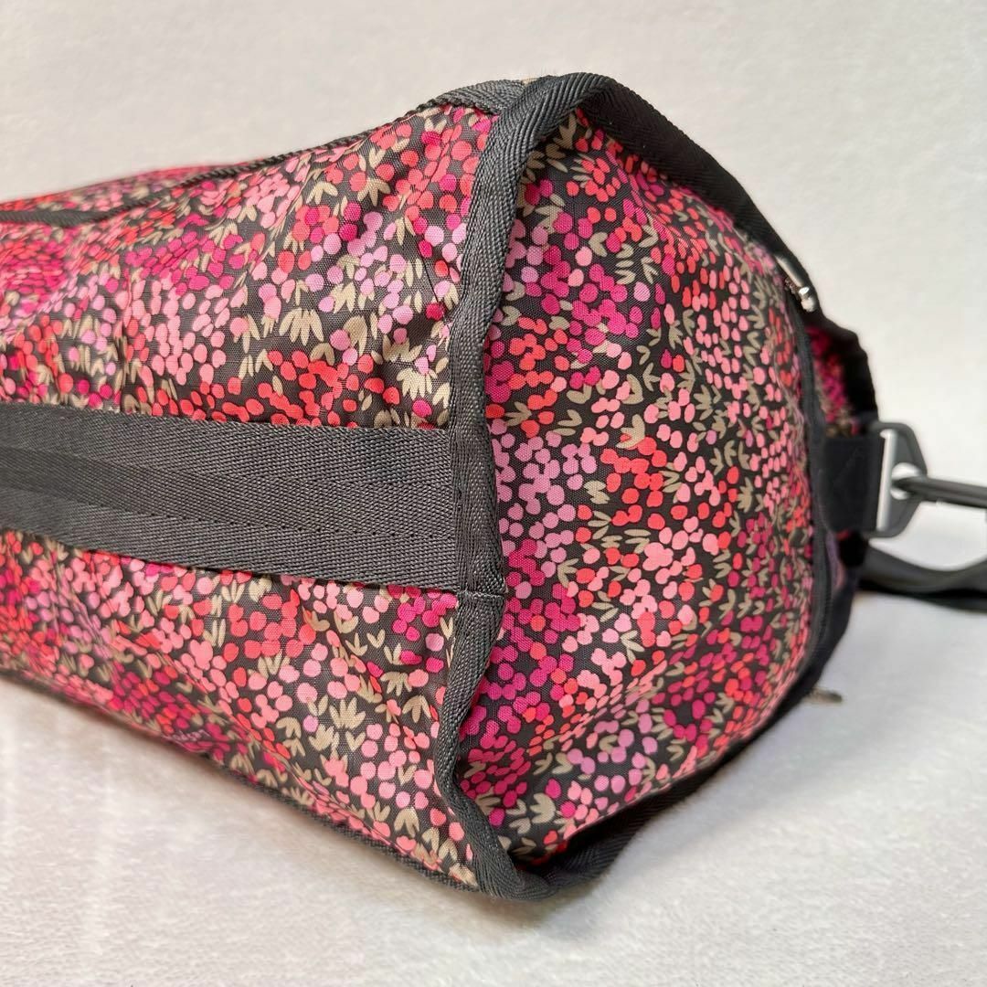 LeSportsac(レスポートサック)のLESPORTSACレスポートサック  ボストン　旅行バッグショルダー　花柄 レディースのバッグ(ボストンバッグ)の商品写真