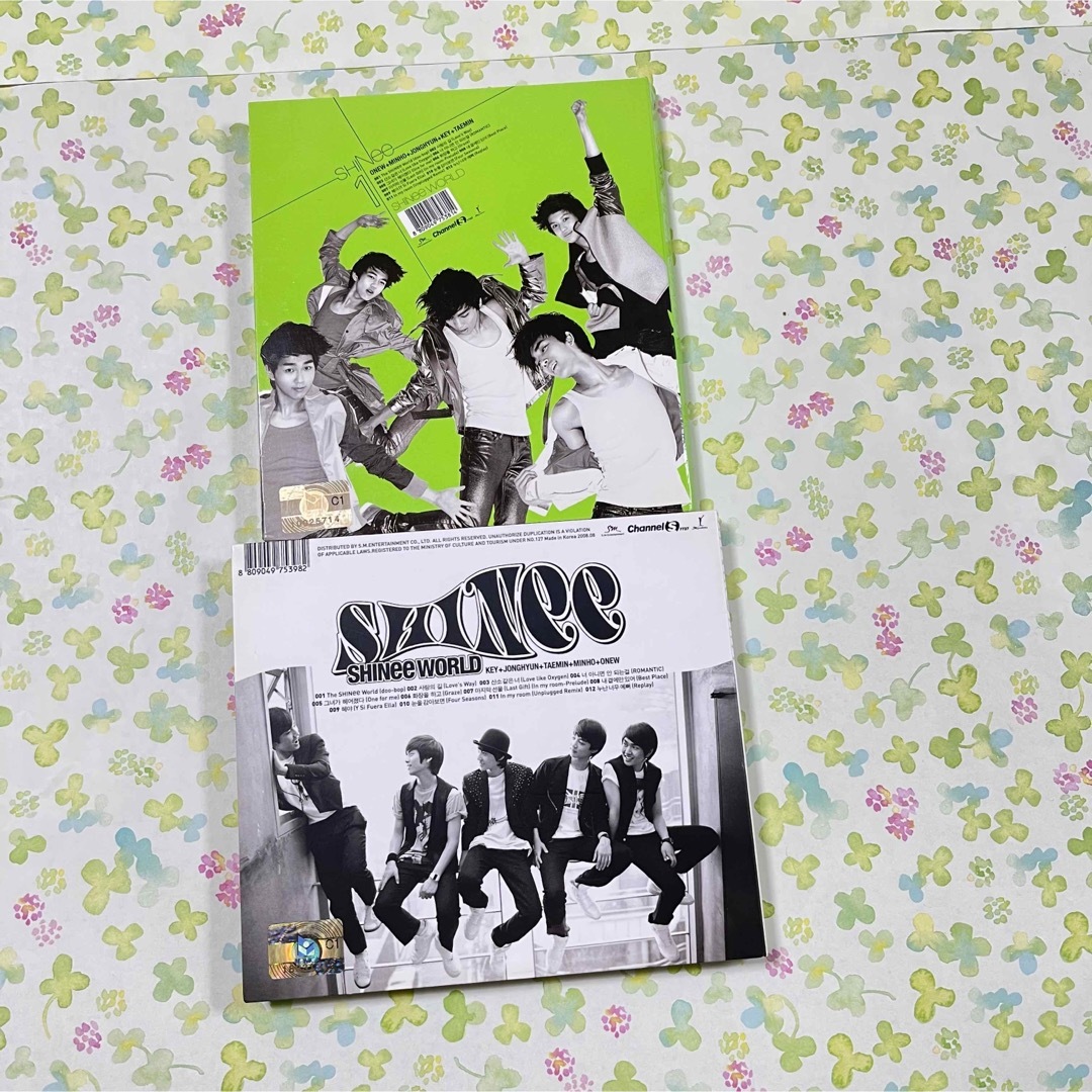 SHINee(シャイニー)のSHINee World THE FIRST ALBUM 韓国　CD アルバム エンタメ/ホビーのCD(K-POP/アジア)の商品写真