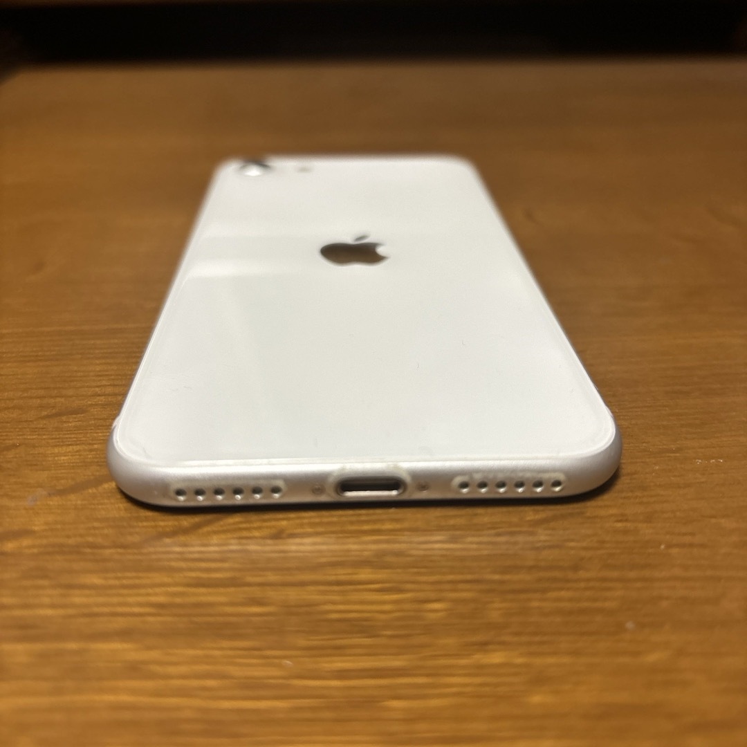 アップル iPhoneSE 第2世代 128GB ホワイト  スマホ/家電/カメラのスマートフォン/携帯電話(スマートフォン本体)の商品写真