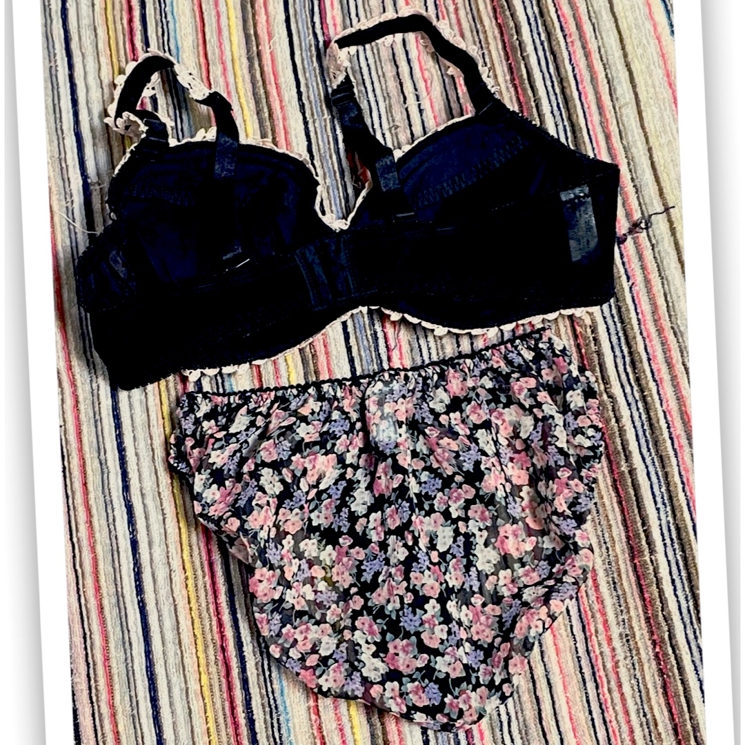未使用 ブラック 花柄 プリント 刺繍 ブラ ショーツ セット D70 レディースの下着/アンダーウェア(ブラ&ショーツセット)の商品写真