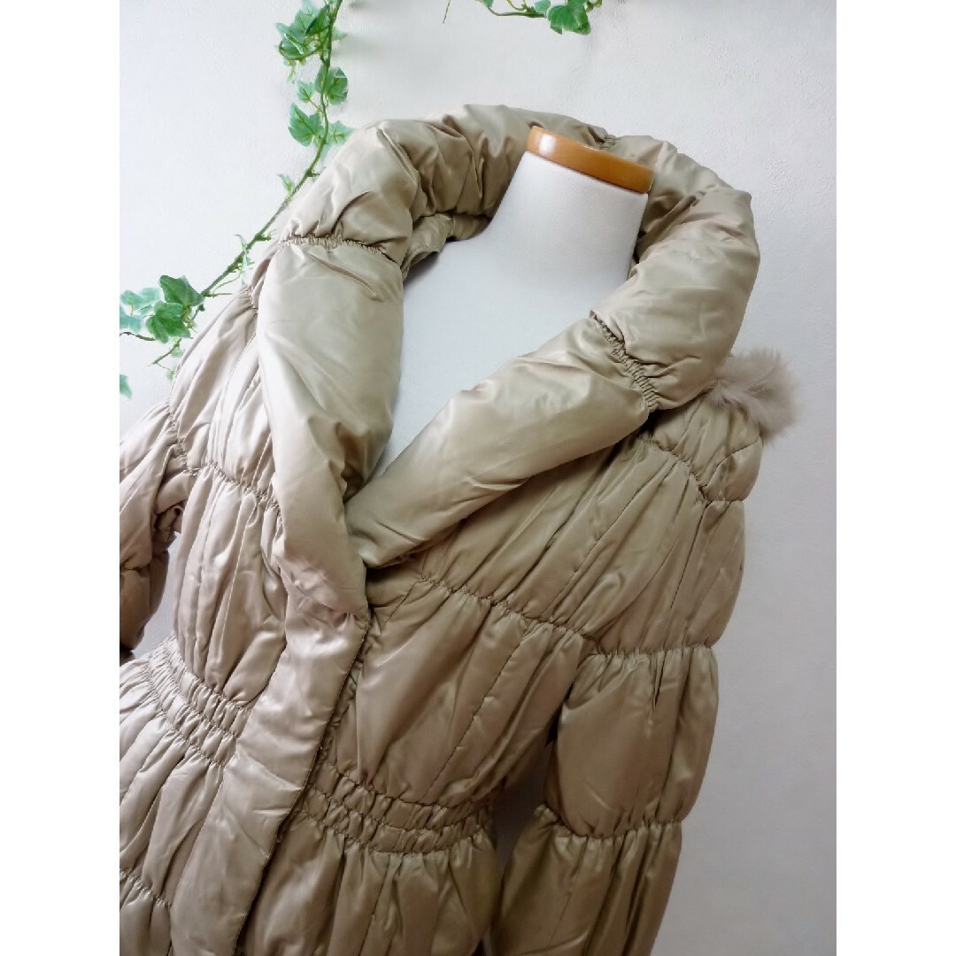 ラビットファーシャーリングコート《ゴールド/Ｍサイズ》 レディースのジャケット/アウター(ロングコート)の商品写真