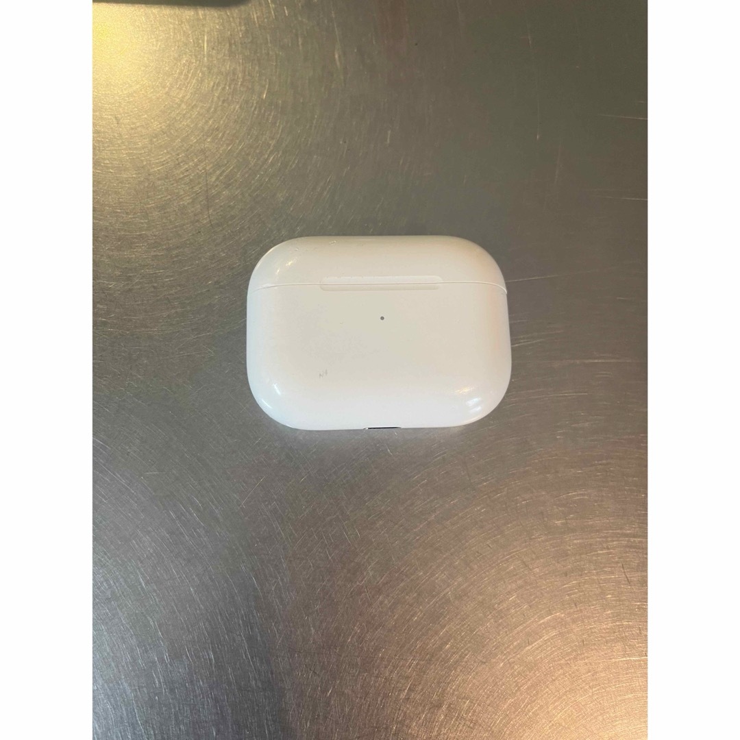 Apple(アップル)の【値下げ中！】◉AirPods Pro 充電ケース スマホ/家電/カメラのオーディオ機器(ヘッドフォン/イヤフォン)の商品写真