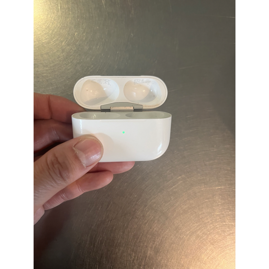 Apple(アップル)の【値下げ中！】◉AirPods Pro 充電ケース スマホ/家電/カメラのオーディオ機器(ヘッドフォン/イヤフォン)の商品写真