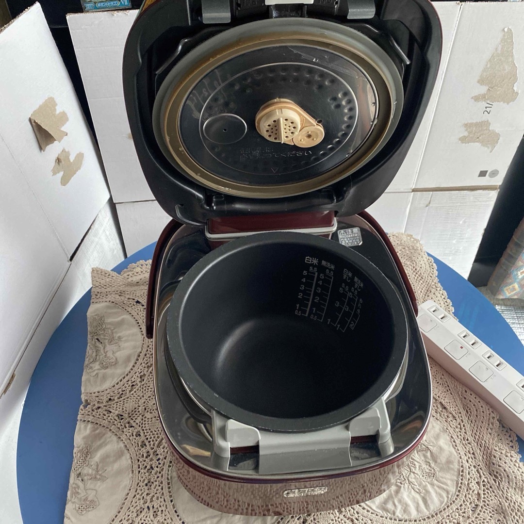 東芝(トウシバ)の東芝真空圧力IH炊飯器5.5合11年製RC-10VSE スマホ/家電/カメラの調理家電(炊飯器)の商品写真