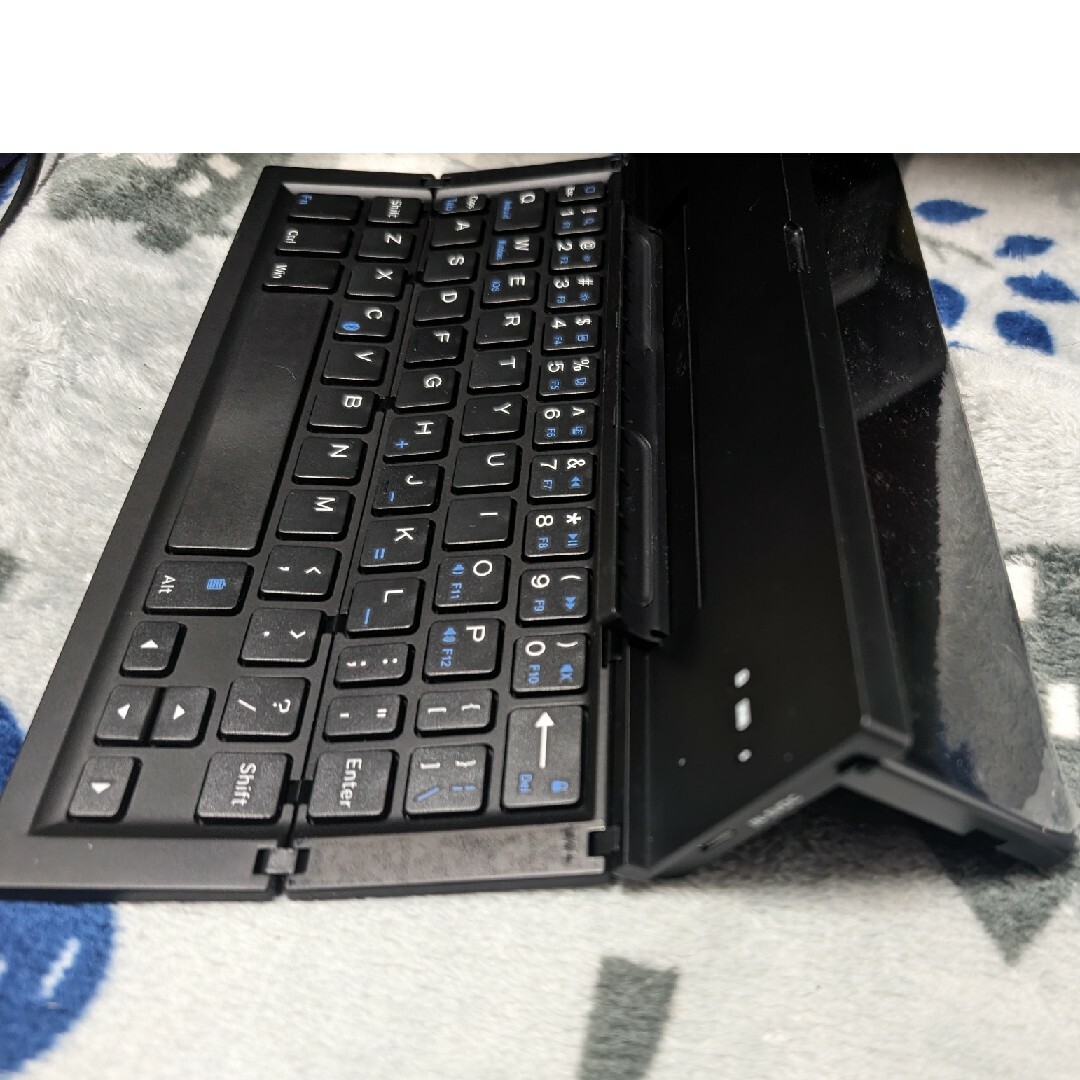 Bluetooth ワイヤレス　折りたたみキーボード スマホ/家電/カメラのPC/タブレット(PC周辺機器)の商品写真