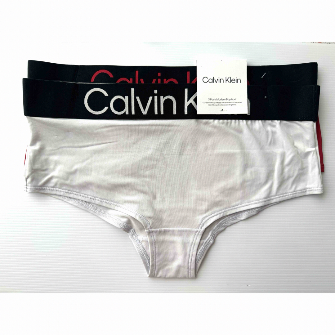 Calvin Klein(カルバンクライン)の大きめロゴ Calvin Klein ショーツ Mサイズ 3枚セット レディースの下着/アンダーウェア(ショーツ)の商品写真