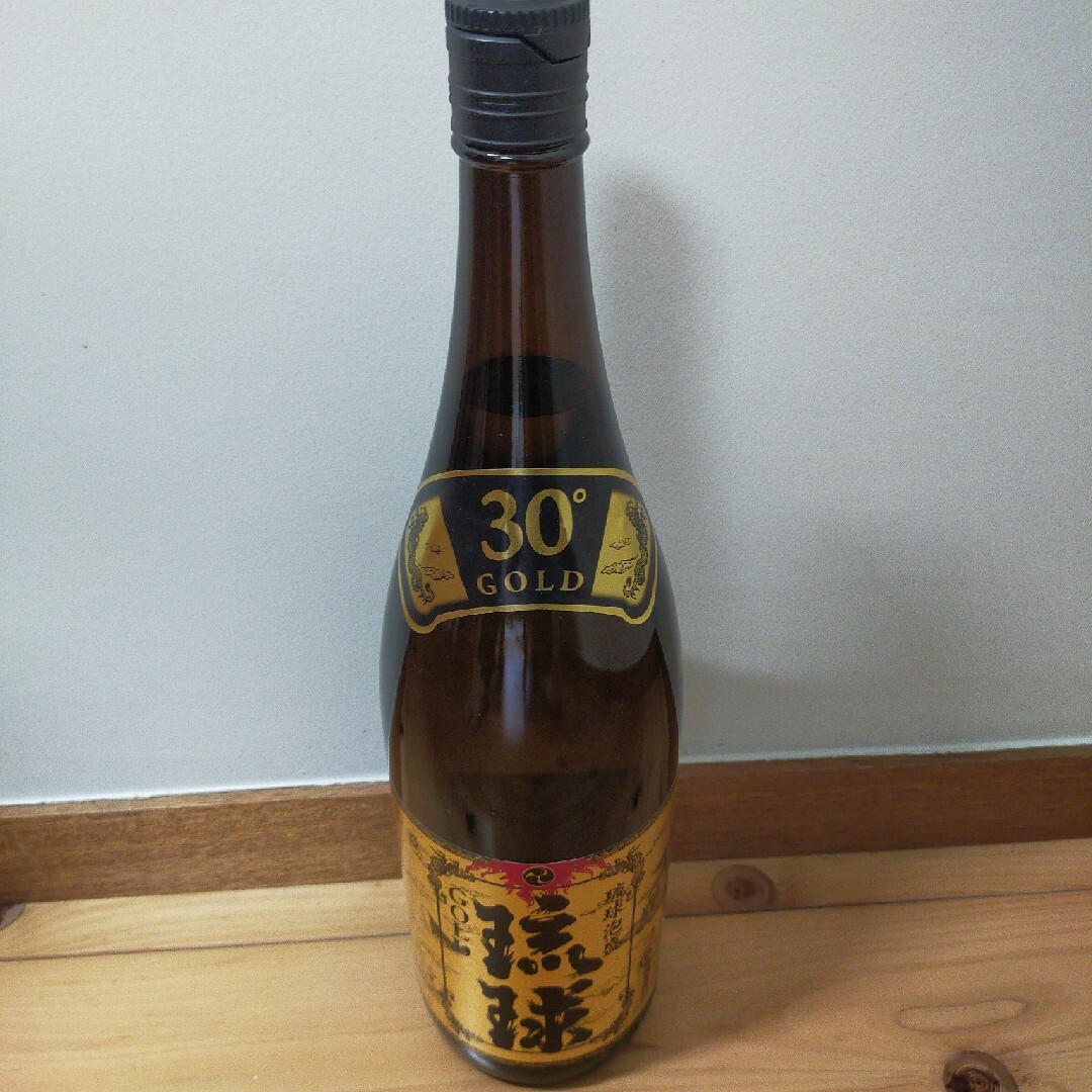 新里 乙類30° 古酒琉球ゴールド 泡盛 1.8L 食品/飲料/酒の酒(焼酎)の商品写真