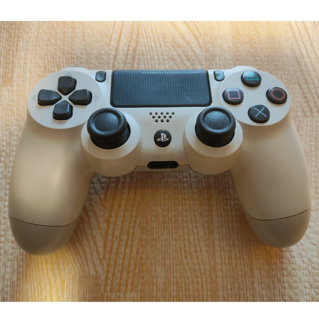 PlayStation4(プレイステーション4)のSONY PlayStation4 本体　コントローラー　ケーブル　ホワイト エンタメ/ホビーのゲームソフト/ゲーム機本体(家庭用ゲーム機本体)の商品写真