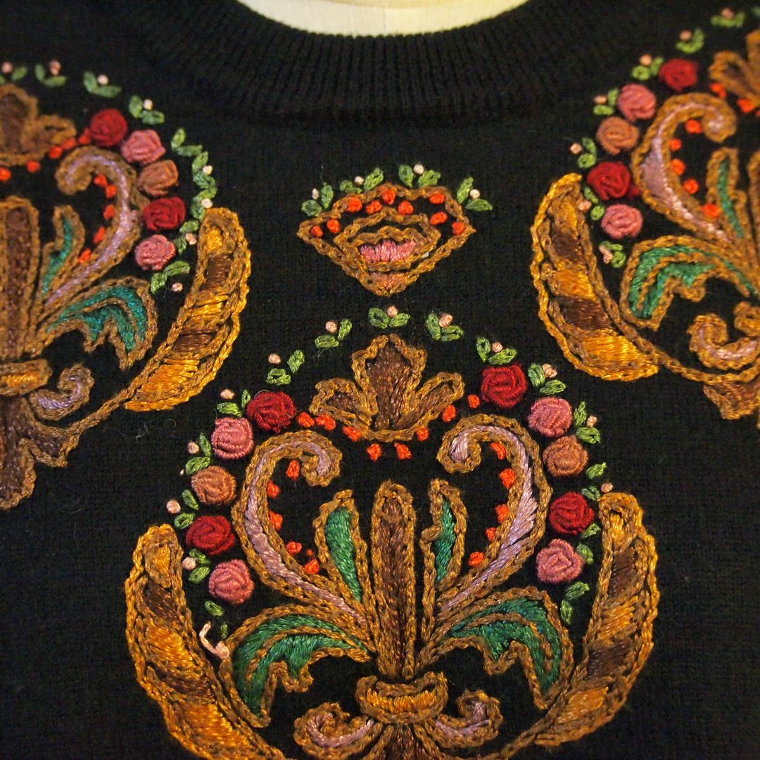 SPINNS(スピンズ)のヴィンテージ刺繍セーター レディースのトップス(ニット/セーター)の商品写真