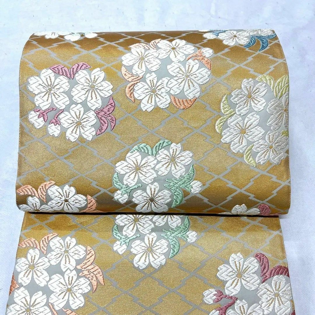 山口成三郎謹織　金色地の桜紋が織られた袋帯　唐織　着物素材正絹商品番号