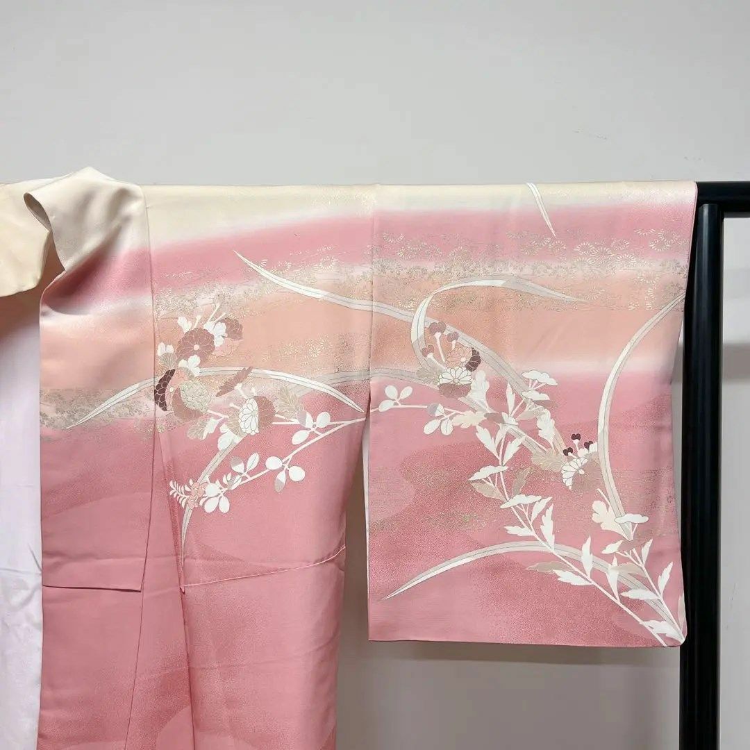 千總　落ち着きのある上品な薄ピンク色に菊花が描かれた訪問着　着物 レディースの水着/浴衣(着物)の商品写真