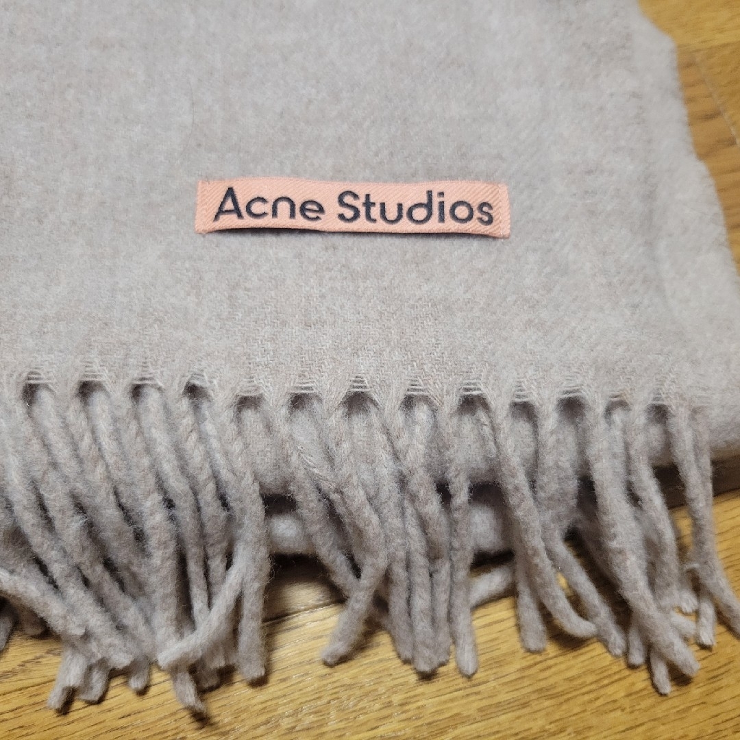 Acne Studios(アクネストゥディオズ)のAcne Studios　マフラー　オートミール レディースのファッション小物(マフラー/ショール)の商品写真