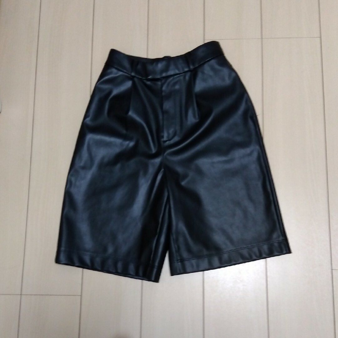 AZUL by moussy(アズールバイマウジー)のMOUSSY    エコレザー ハーフパンツ  ほぼ未使用！ レディースのパンツ(ハーフパンツ)の商品写真