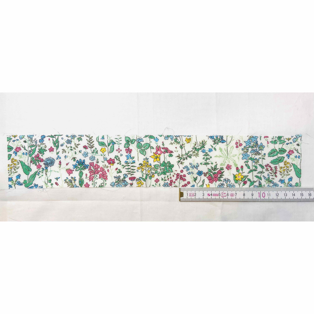 LIBERTY.(リバティ)の174 花柄 6.5×35.5 レトロ 細長い  はぎれ リバティ ハンドメイドの素材/材料(生地/糸)の商品写真