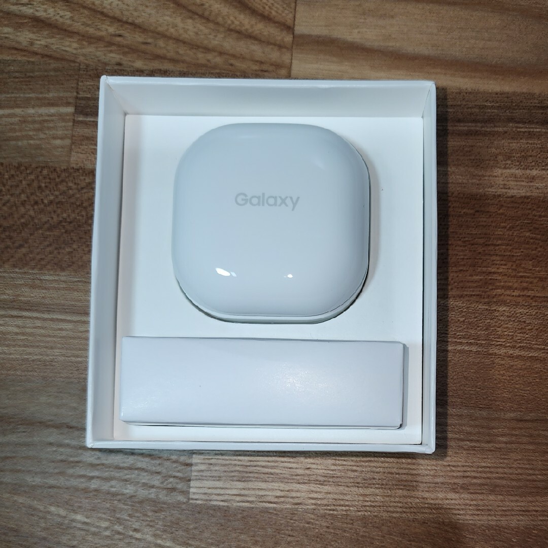 Galaxy(ギャラクシー)のGalaxy Buds2 + Wireless Charger Duo セット スマホ/家電/カメラのスマートフォン/携帯電話(その他)の商品写真