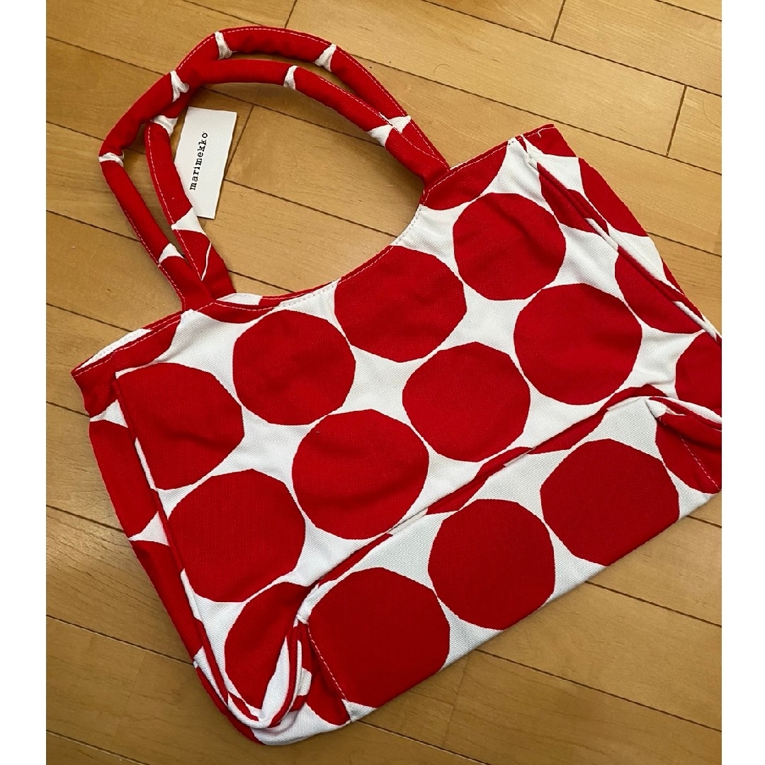 marimekko(マリメッコ)の【IL BISONTE】新品未使用 レッドの肩掛けバッグ 大きめサイズ。 レディースのバッグ(ショルダーバッグ)の商品写真