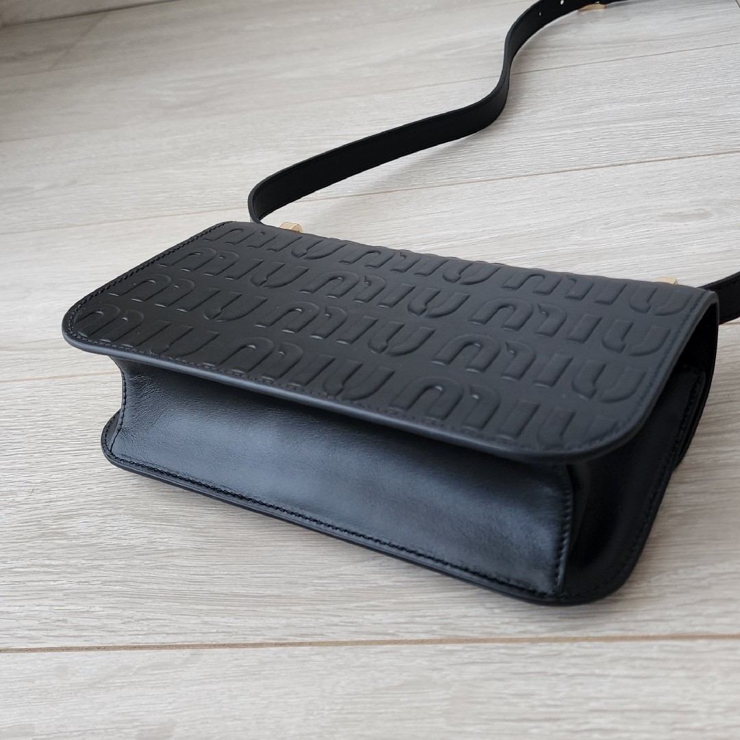 極美品【ミュウミュウ】エンボス ロゴ シティカーフ ショルダーバッグ 極美品【ミュウミュウ】エンボス ロゴ シティカーフ ショルダーバッグ