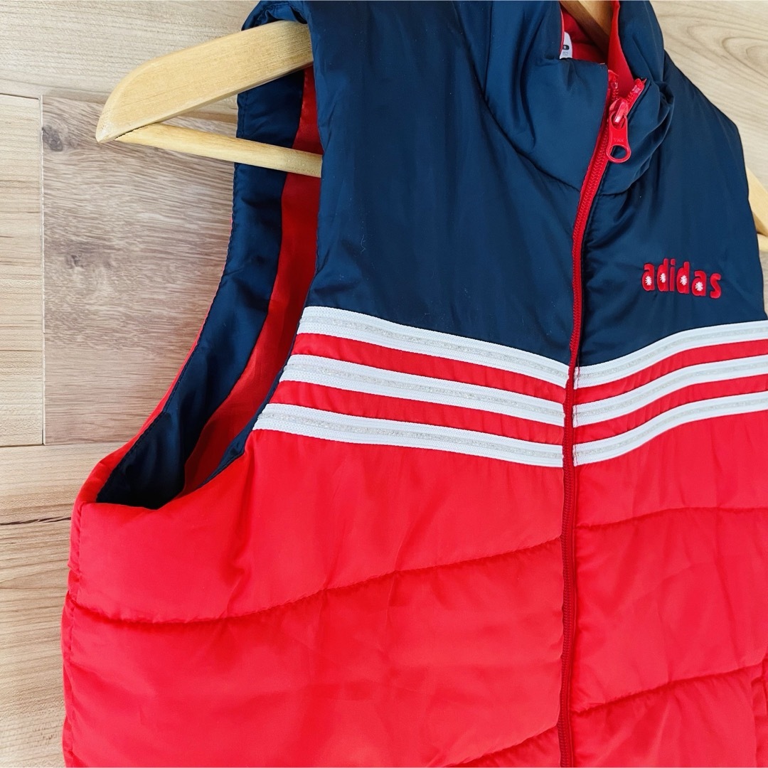 adidas(アディダス)のadidas 中綿ベスト 150 スリーライン　アディダス　キッズベスト キッズ/ベビー/マタニティのキッズ服女の子用(90cm~)(ジャケット/上着)の商品写真