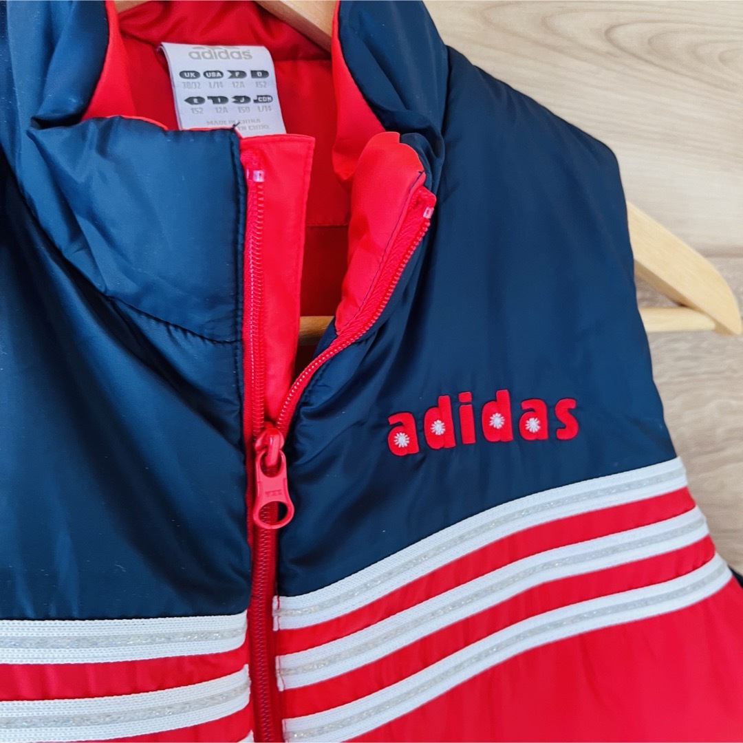 adidas(アディダス)のadidas 中綿ベスト 150 スリーライン　アディダス　キッズベスト キッズ/ベビー/マタニティのキッズ服女の子用(90cm~)(ジャケット/上着)の商品写真