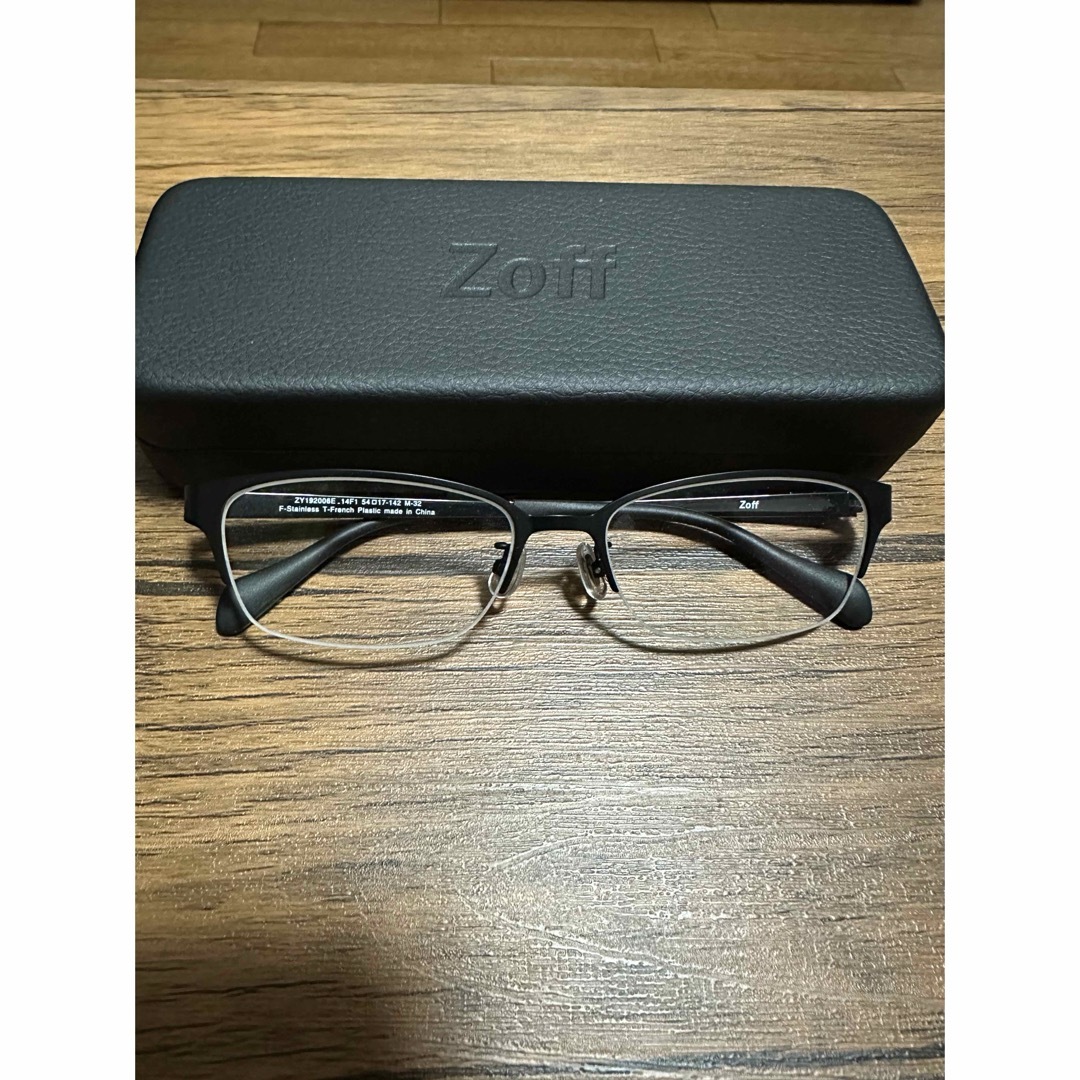 Zoff(ゾフ)のZoffハーフリム　黒縁メガネ　伊達メガネハードケース付き　ハードコート メンズのファッション小物(サングラス/メガネ)の商品写真