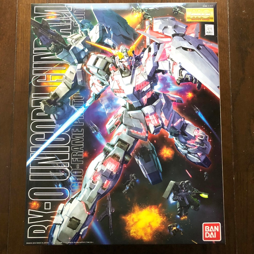 BANDAI - ガンダムUC　MG 1/100 「ユニコーン・ガンダム」