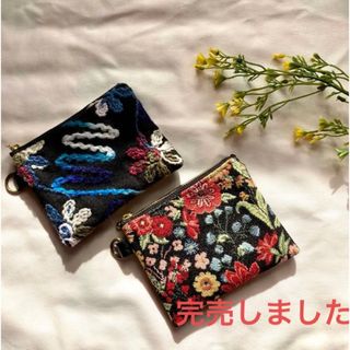 ウール刺繍ポーチ　小物入れ　ミニポーチ　薬入れ　プレゼントにも(ポーチ)