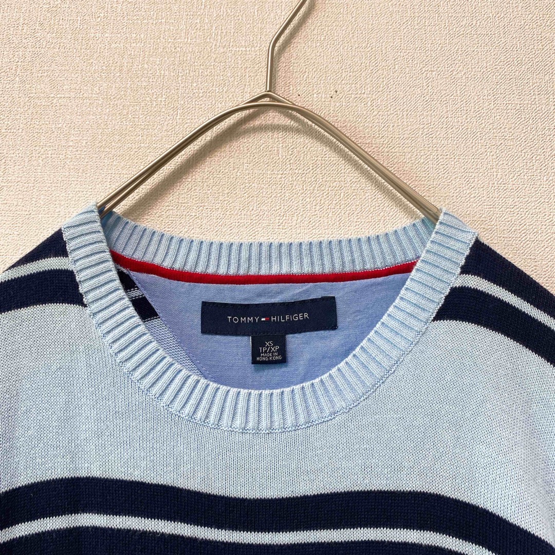 TOMMY HILFIGER(トミーヒルフィガー)のトミーヒルフィガー　ニット　セーター　ボーダー　刺繍ロゴ　男女兼用　水色　XS メンズのトップス(ニット/セーター)の商品写真