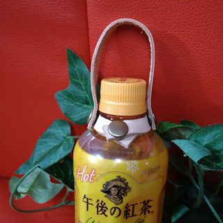 トチギレザー(栃木レザー)のHOTペットボトル用❕本革持ち手1個❕本革ホルダー兼バッグチャーム☕手持ち可能✋(雑貨)