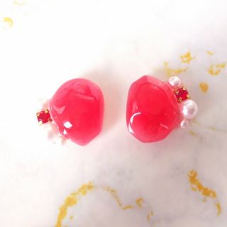 レジン ラフカット×パールビジュー レッド ピアス イヤリング(ピアス)