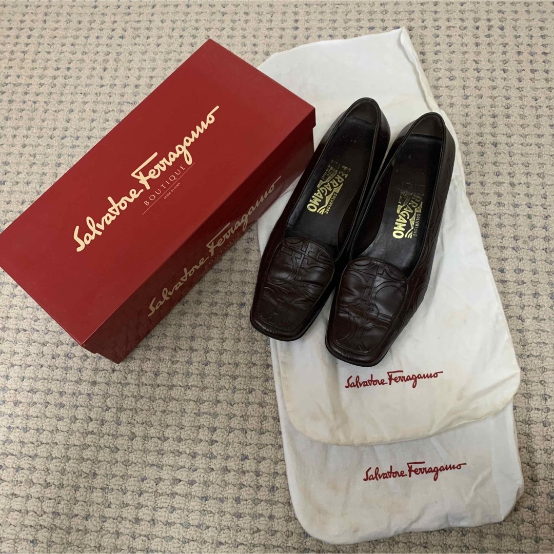 Salvatore Ferragamo(サルヴァトーレフェラガモ)の箱付き【SalvatoreFerragamo/ﾌｪﾗｶﾞﾓ】パンプス　ヒール　 レディースの靴/シューズ(ハイヒール/パンプス)の商品写真