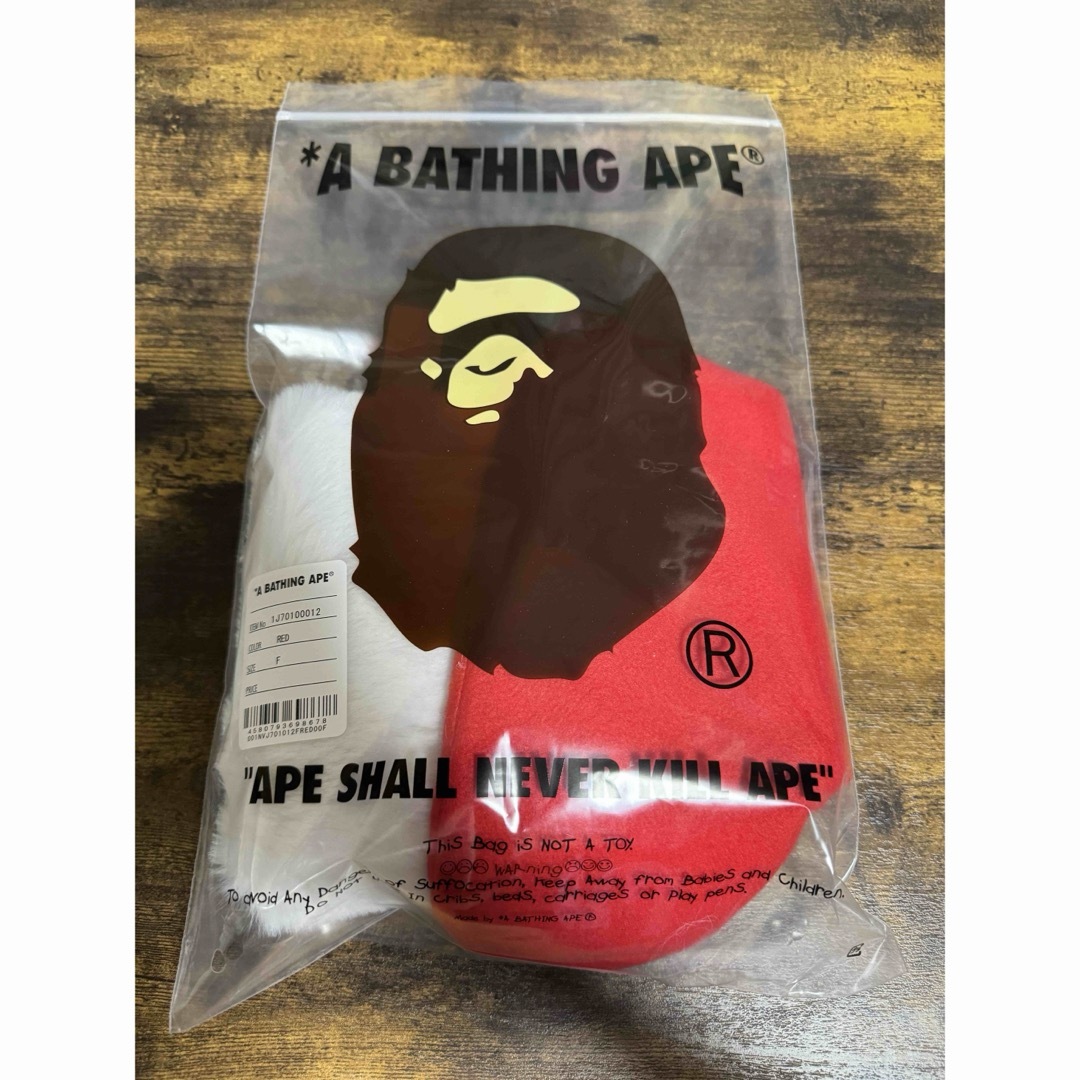 A BATHING APE(アベイシングエイプ)のCHRISTMAS SOCKS POUCH BAPE エンタメ/ホビーのアニメグッズ(キーホルダー)の商品写真