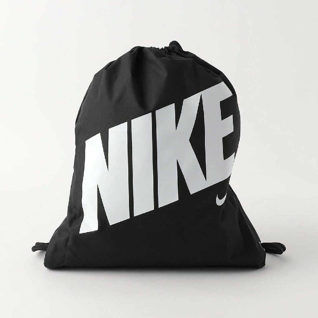 NIKE(ナイキ)のNIKE グラフィック ジムサック ブラック/ホワイト 12L メンズのバッグ(バッグパック/リュック)の商品写真