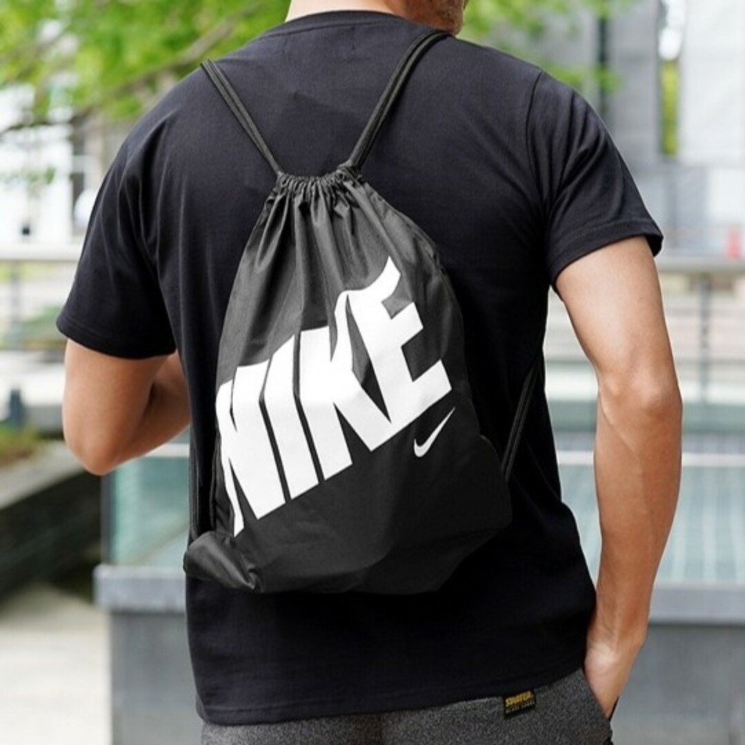 NIKE(ナイキ)のNIKE グラフィック ジムサック ブラック/ホワイト 12L メンズのバッグ(バッグパック/リュック)の商品写真