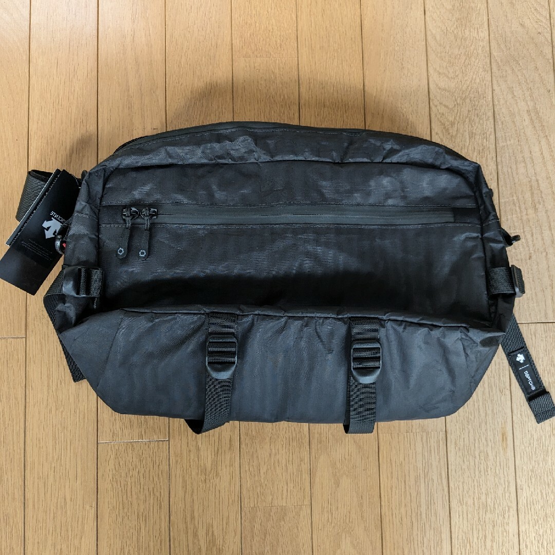 DESCENTE ALLTERRAIN(デサントオルテライン)のDSPTCH DYNEEMA SLINGPACK メンズのバッグ(メッセンジャーバッグ)の商品写真