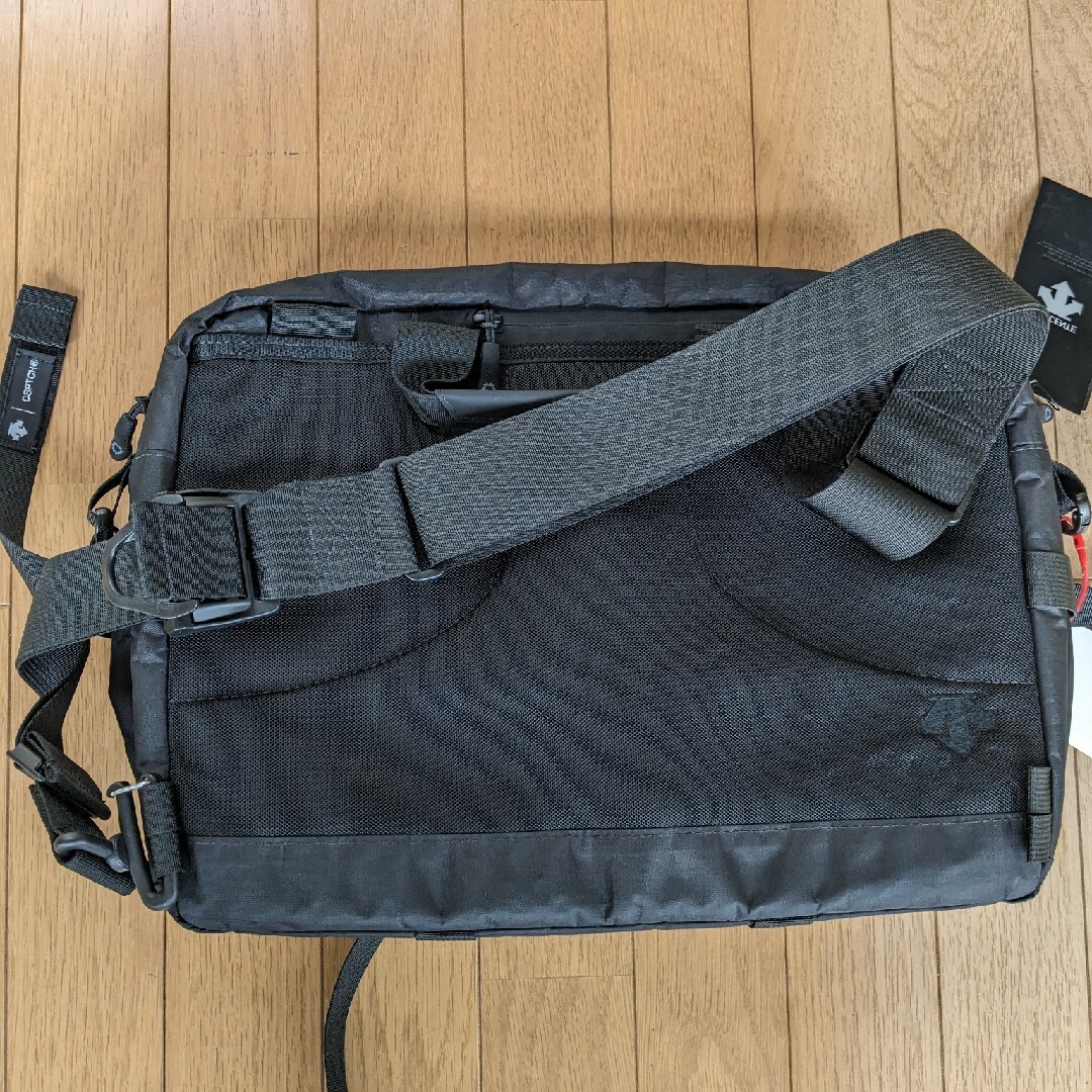 DESCENTE ALLTERRAIN(デサントオルテライン)のDSPTCH DYNEEMA SLINGPACK メンズのバッグ(メッセンジャーバッグ)の商品写真
