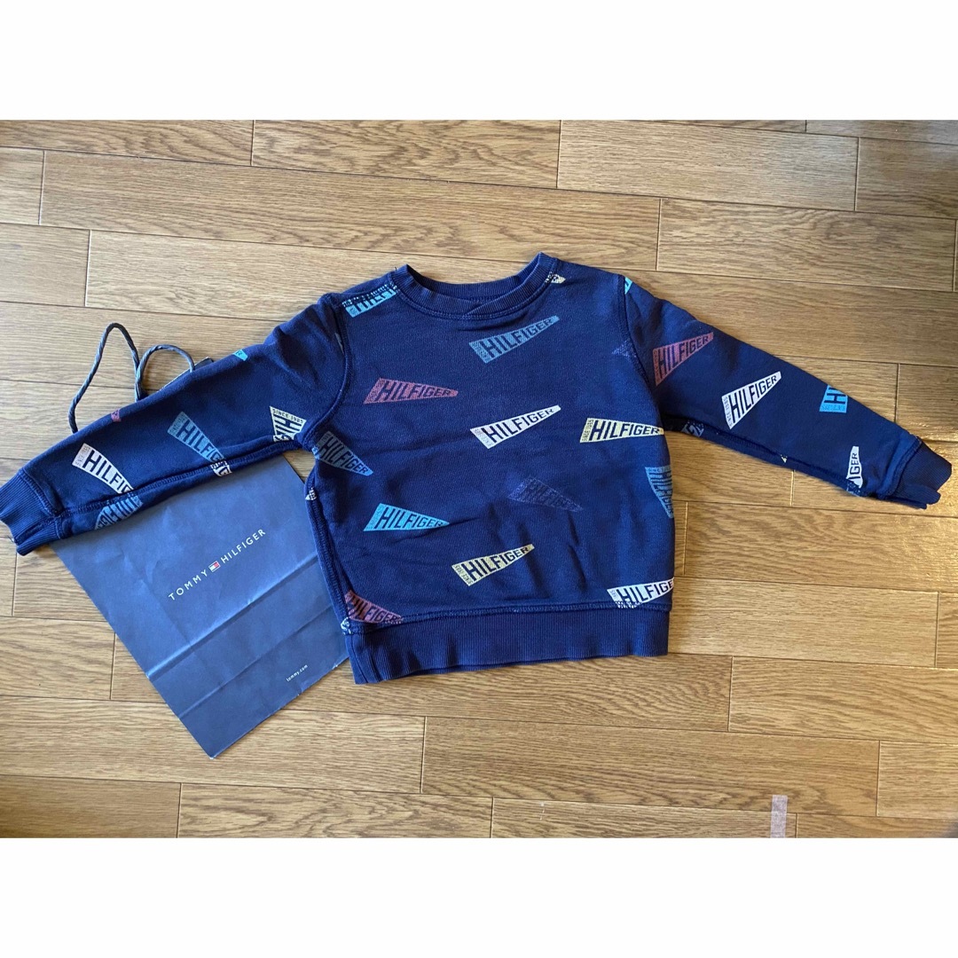 TOMMY HILFIGER(トミーヒルフィガー)の上品リバーシブル？★カラフルTOMMYHILFIGERロゴ入り長袖トレーナー紺 キッズ/ベビー/マタニティのキッズ服男の子用(90cm~)(その他)の商品写真