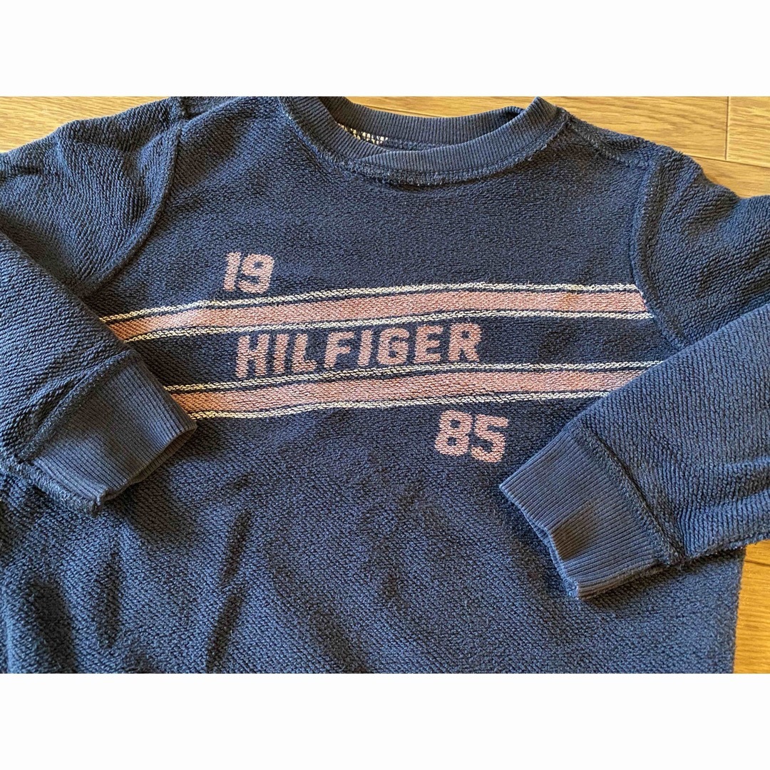 TOMMY HILFIGER(トミーヒルフィガー)の上品リバーシブル？★カラフルTOMMYHILFIGERロゴ入り長袖トレーナー紺 キッズ/ベビー/マタニティのキッズ服男の子用(90cm~)(その他)の商品写真