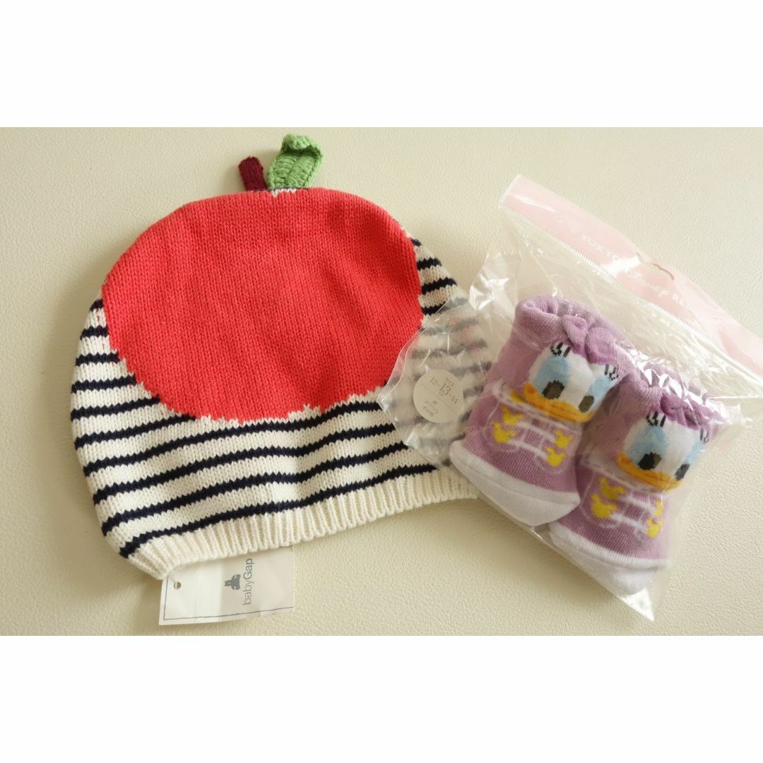 babyGAP(ベビーギャップ)の新品 ギャップ 乳幼児 ニット帽&デイジー ソックス TDR内購入 セット キッズ/ベビー/マタニティのこども用ファッション小物(帽子)の商品写真