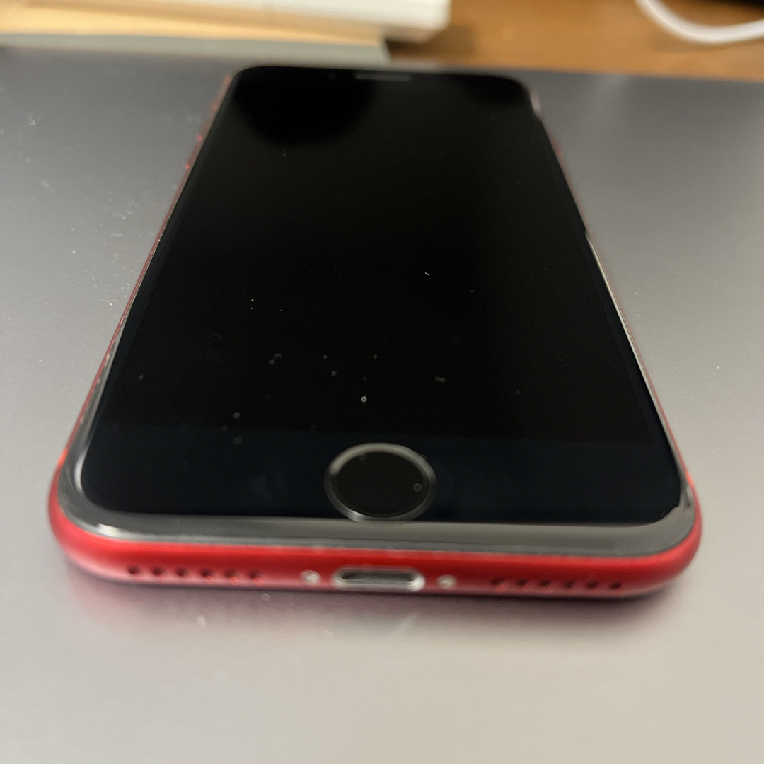 iPhone(アイフォーン)のau iPhone8 64g Red 極美品　本体 スマホ/家電/カメラのスマートフォン/携帯電話(スマートフォン本体)の商品写真