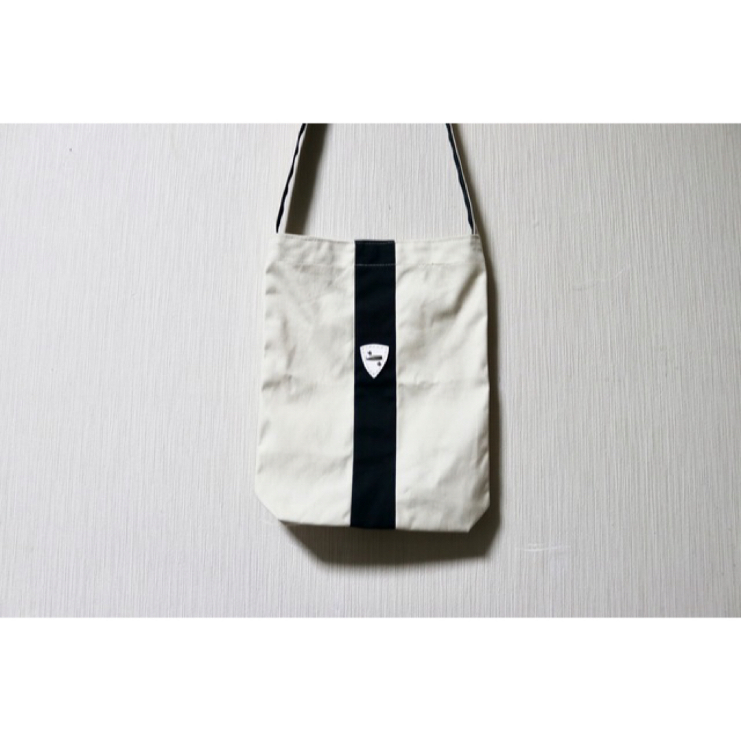 帆布ショルダーバッグ (ホワイト) NiLco≒de ハンドメイドのファッション小物(バッグ)の商品写真